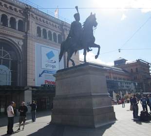 Denkmal vor dem HBF auf dem Ernst August Platz 