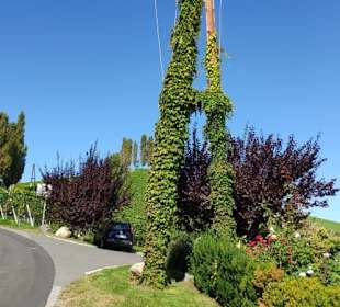 Begrünter Strommast