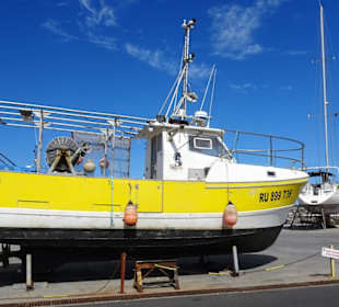 Bootsreparatur im Yachthafen von Saint-Pierre
