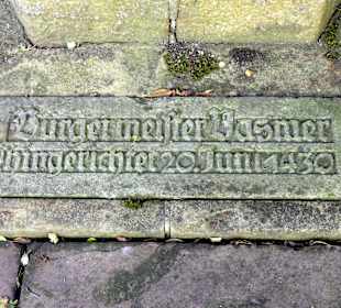 Gedenktafel vor dem Kreuz
