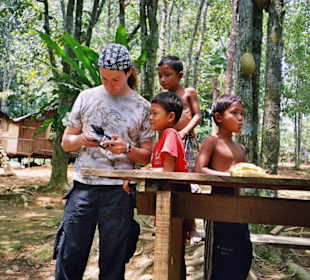 Die Kinder im Dorf der Eingeborenen