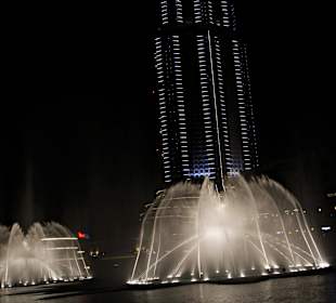 Abend - Fontänen - Spiel von Burj Khalifa 