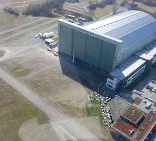Über dem Zeppelinhangar