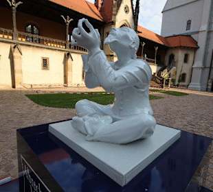 Skulptur im Innenhof