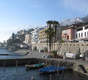 Uferpromenade mit Berge im Hintergrund