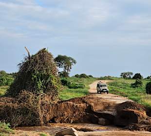 Kaputte Brücke bei Tsavo Ost