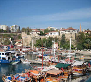 Hafen mit Fischer- und Ausflugsbooten