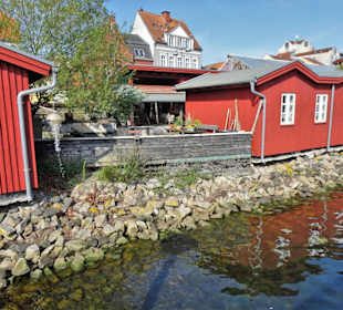 Die Werftgebäude von der Wasserseite