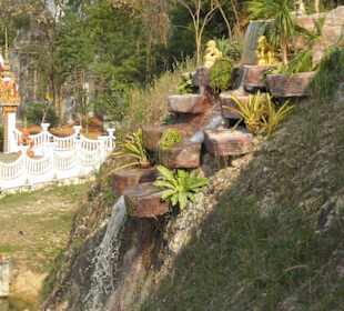 Ein kleiner künstlicher Wasserfalle