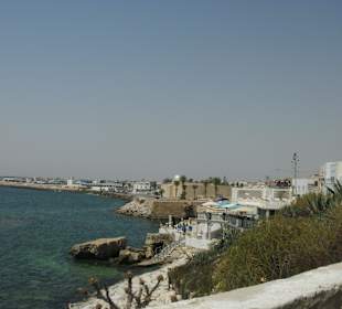 In dem Felsen rechts befindet sich ein Cafe