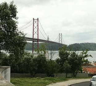 Im Hafenviertel, Hintergrund Brücke 25. April