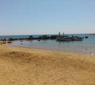 Schöner, aber schmutziger Strand  in der Nähe