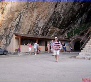 Blick auf den Eingang der Höhle