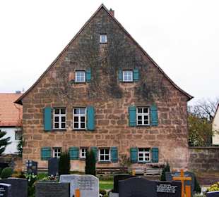 Alte Häuser umgeben