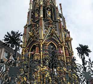 Der Schöne Brunnen in Nürnberg auf dem Hauptmarkt
