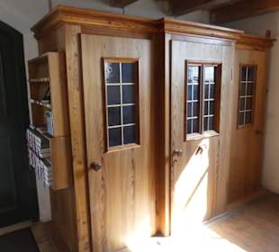 Beichtstuhl am Eingang