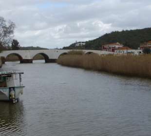 Die Brücke über den Rio Arade in Silves
