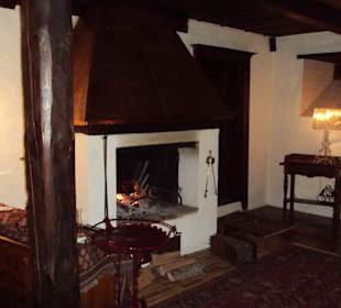 Vor dem knisternden Feuer zu Abend essen 