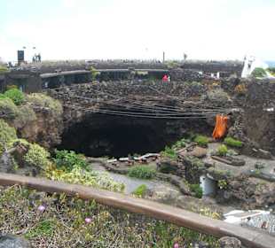 Blick von oben auf die Höhle