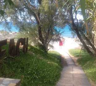 Weg von der Bar zum Strand