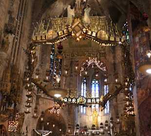 Hauptaltar mit Baldachin von Antonio Gaudi