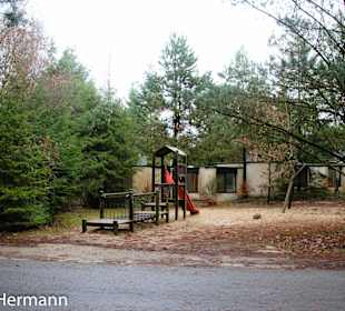 Spielplatz vor dem Haus