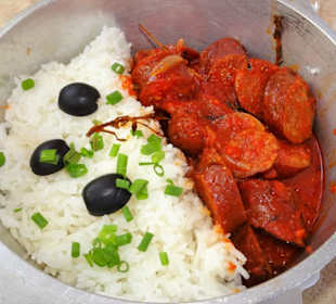 Rougail saucisse im Restaurant Le Grilladin