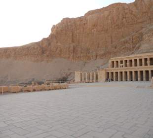 Blick auf den Hatschepsut Tempel
