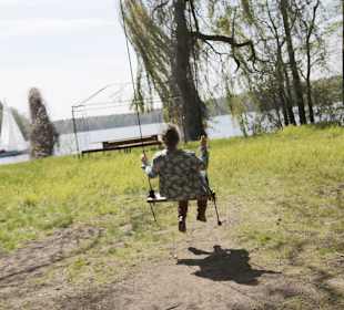 Riesenschaukel mit Seeblick