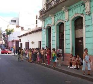 Warten auf eine Mitfahrgelegenheit