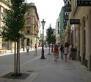 Die Einkaufsstraße um die Ecke