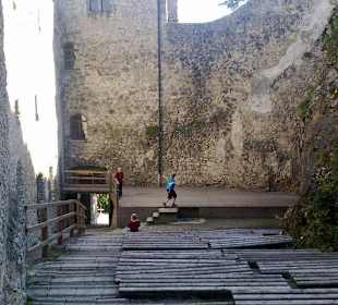 Innenhof mit Zuschauerbänken und Bühne