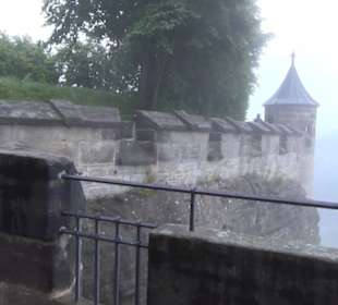 Entlang der Festungsmauer