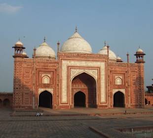 Eine der beiden Moscheen die neben dem Taj stehen