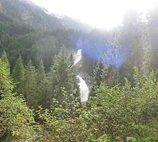 Von weitem Blick zum Wasserfall