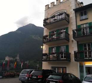 Hintere Hotelansicht und Blick auf Schloss Tirol