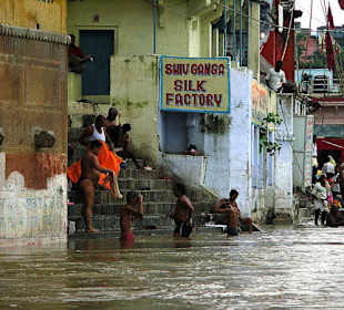 Widok na ghaty z Gangesu