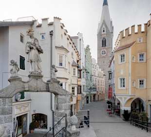 Adlerbrückengasse in Brixen mit Hl. Nepomuk