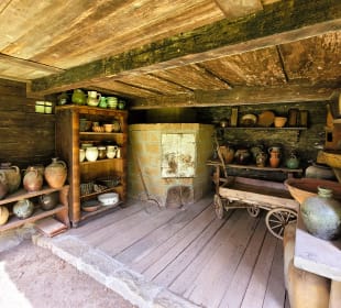 Alte Töpfe und Krüge