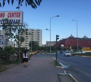 Einkaufsstrasse direkt beim Hotel Fame Residence Lara