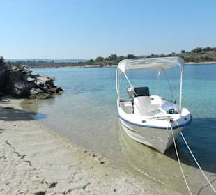 Motorboot auf der kleinen Bucht bei der Haseninsel