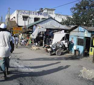 Rechts und links der Hauptstraße
