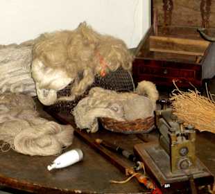 Wolle und Flachs zum Spinnen