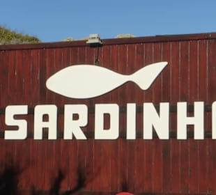 Das „A Sardinha“ an der Praia dos Arrifes