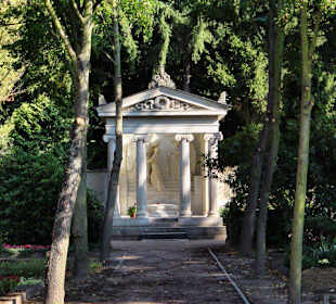 Grabmal Karl und Klara May