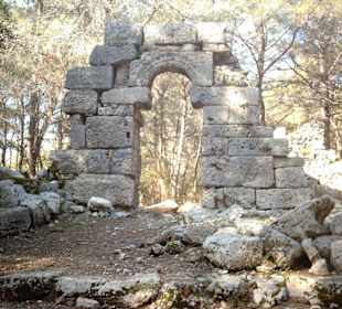 Tor in der antiken Stadt