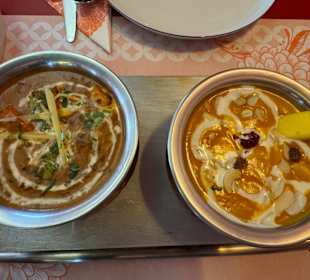 Chicken Dhansak (90) und Chicken Mango (89