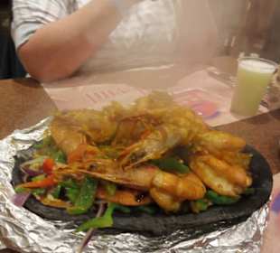 Telle mit gegrillten Shrimps