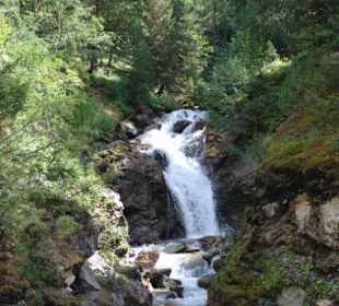 Wasserfall auf dem Weg ins Tal