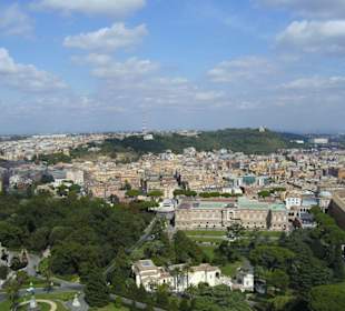 Blick vom Petersdom auf  Rom